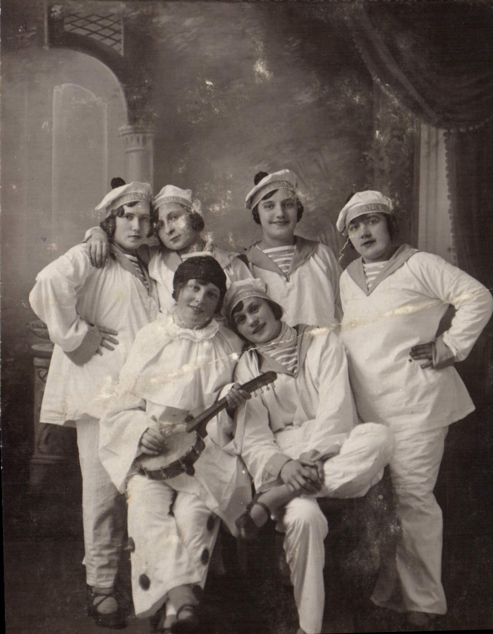 Gruppo di giovani in divisa da marinaio — Foto Guillian, Béthune (Pas-de-Calais) — n° 524
