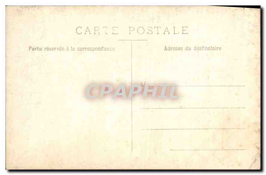 Mujer con falda de volantes — frente a un muro de piedras — tarjeta postal no editada — Reverso