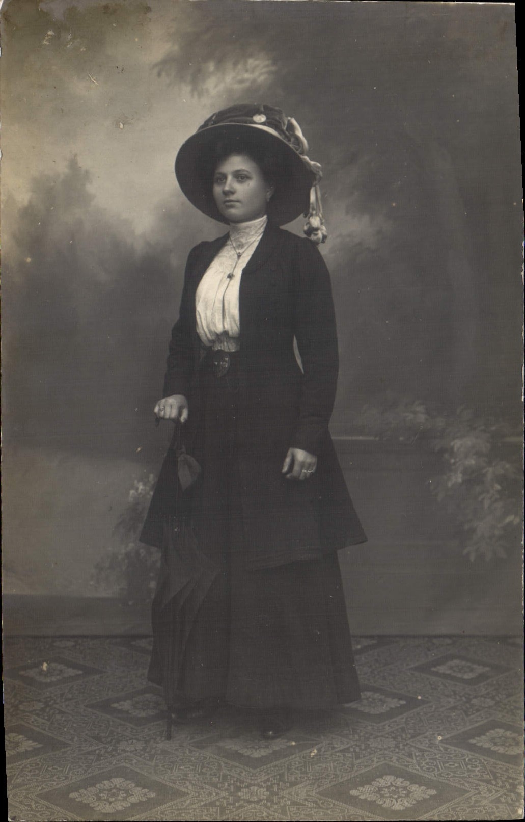 Femme en costume d'époque — studio — sans éditeur ni série visible