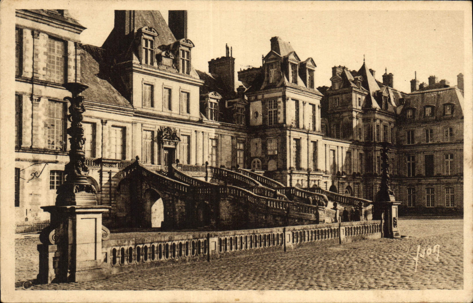 Fontainebleau — Façade sur la cour des Adieux — Les Éditions d'Art Vivon