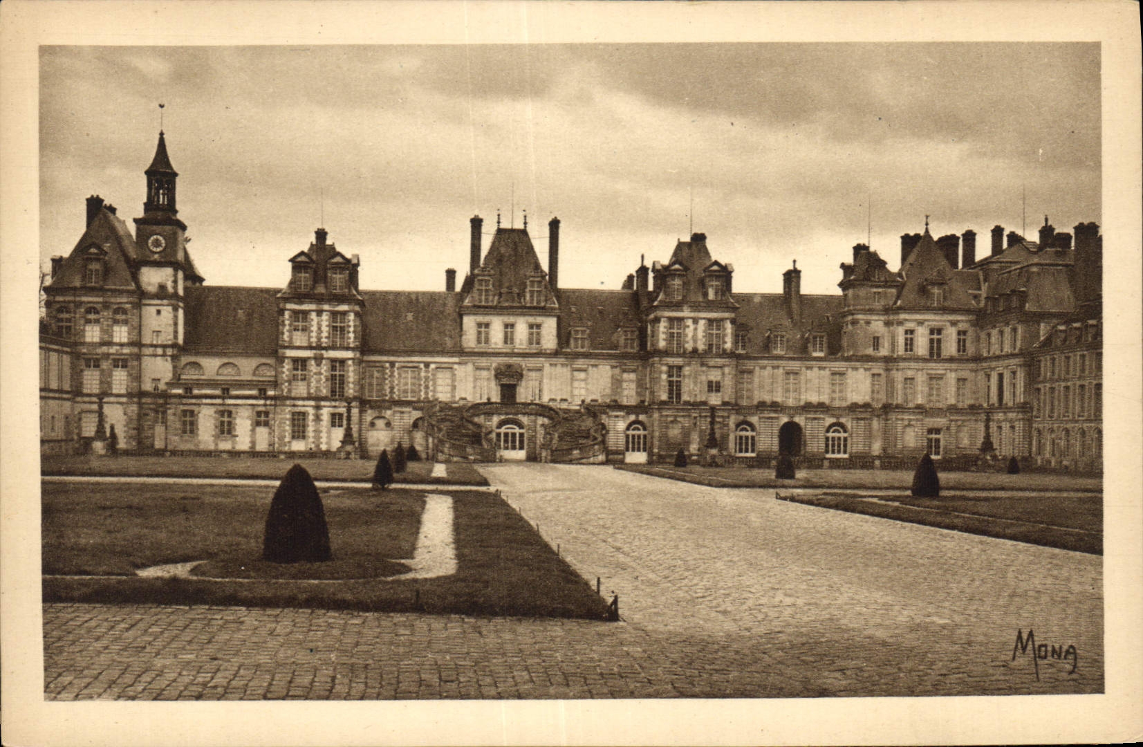 Palast von Fontainebleau — Fassade zum Cour du Cheval Blanc oder Cour des Adieux — Verlag Mong