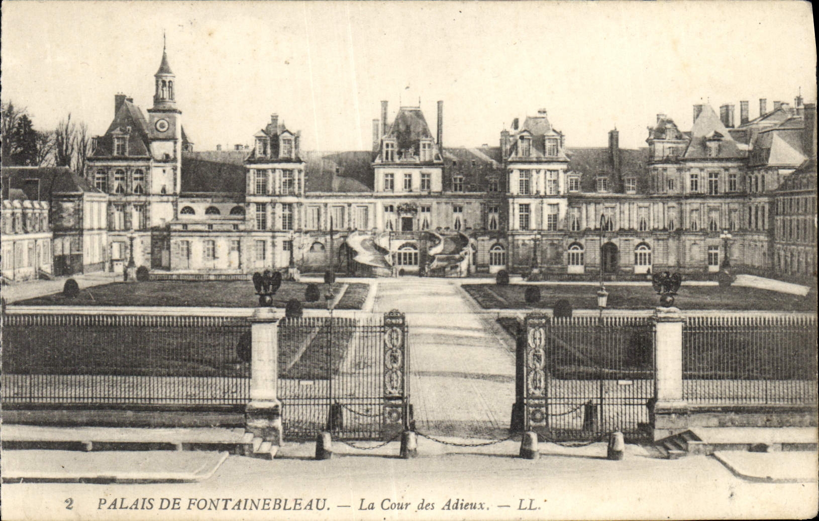 Palacio de Fontainebleau — La Cour des Adieux — LL.