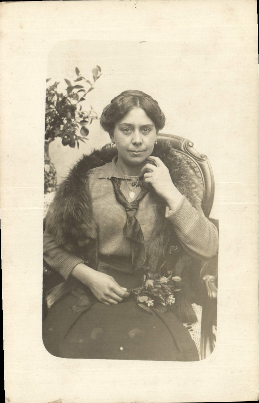 Femme assise — portrait — atelier Sowka-Wessnet, Baruther Str. 13, Zossen