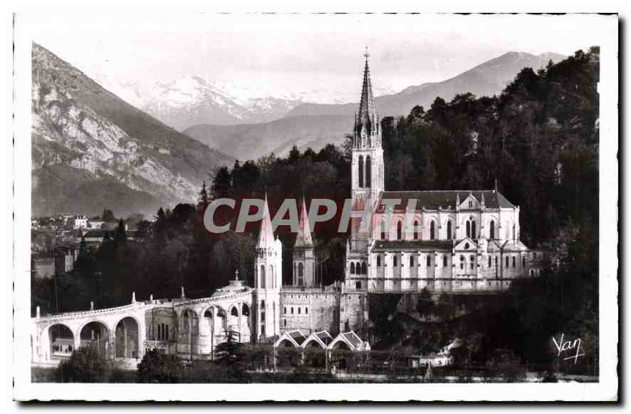 CPA Lourdes La Basilique et les Montagnes 