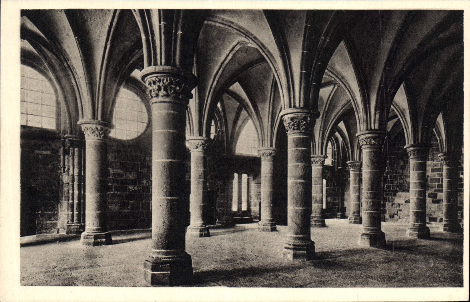 CPA Abbaye du Mont St Michel Salle des Chevaliers 