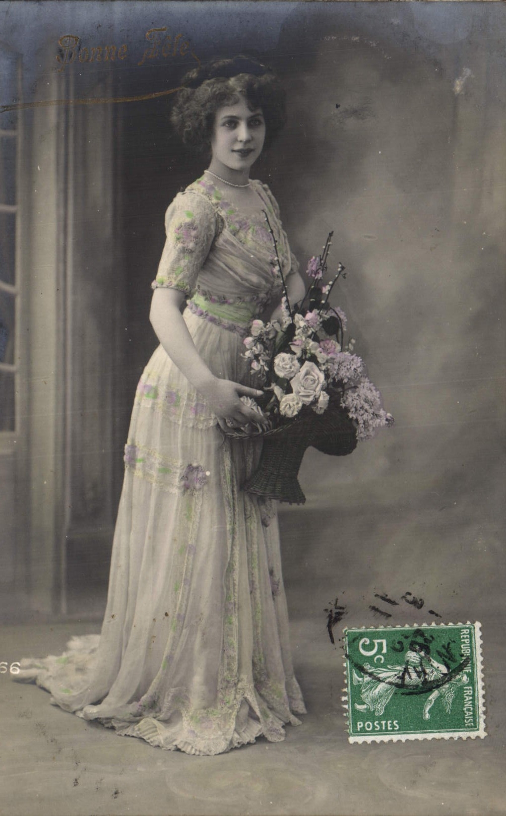 Junge Frau in blumigem Kleid mit Blumenkorb — Bonne Fille — unbekannter Verlag, Nr. 56