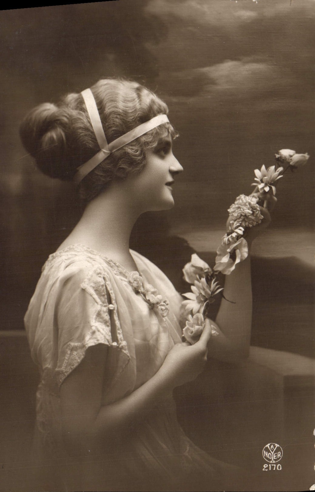 Jeune femme en robe à dentelle tenant un bouquet — A. Noyer, série 2170 - Anverso