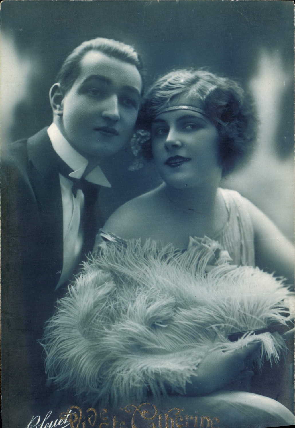 Couple en tenue de soirée — portrait studio — éditeur inconnu