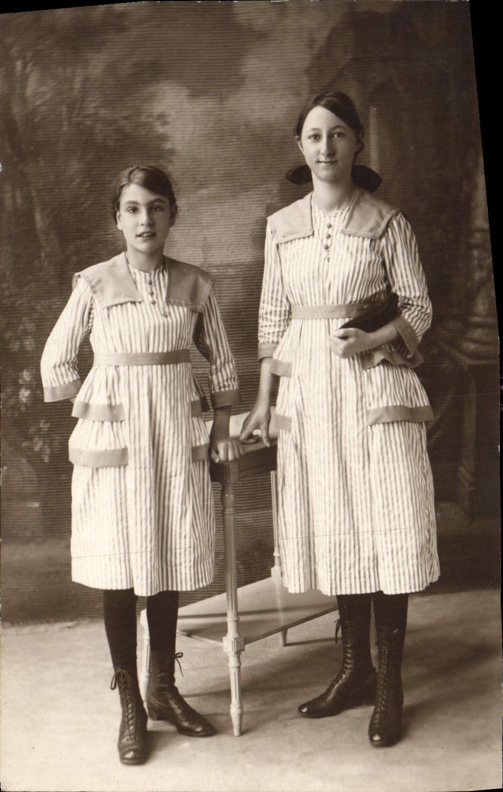 Deux jeunes filles en tenues rayées — studio photographique — éditeur J. EQUINET, Montluçon