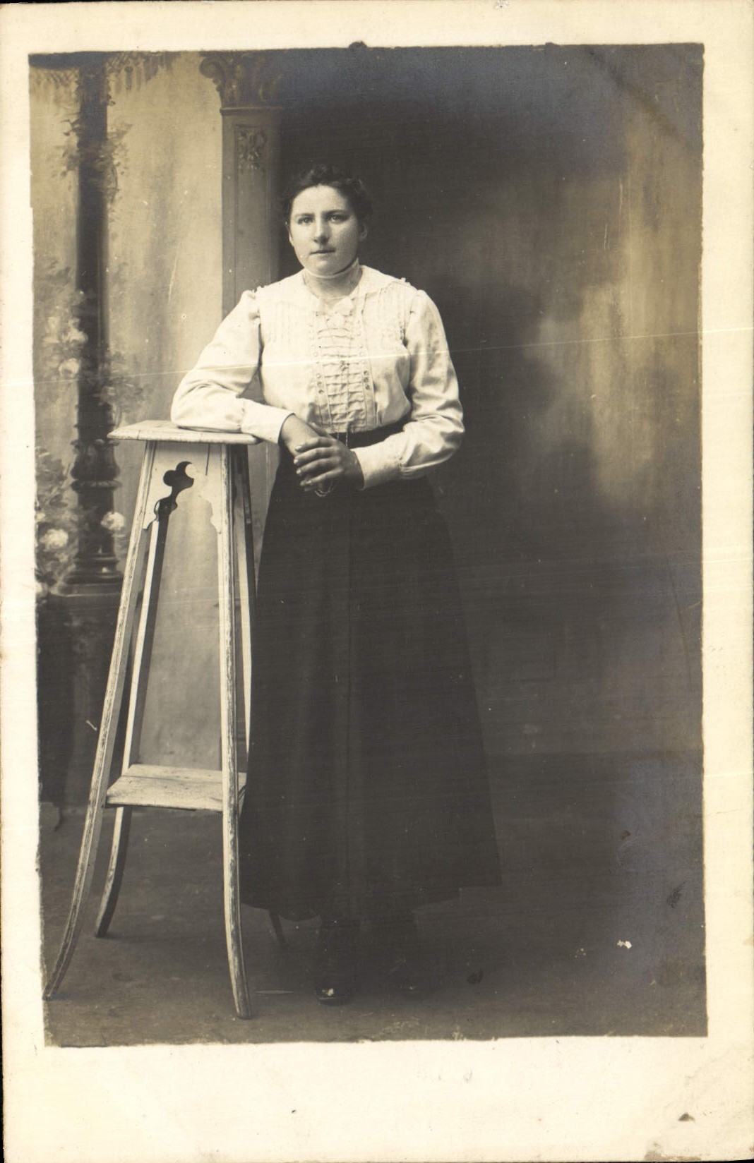Femme en tenue d'époque — pose devant un chevalet — éditeur R. Giulliannou, Paris