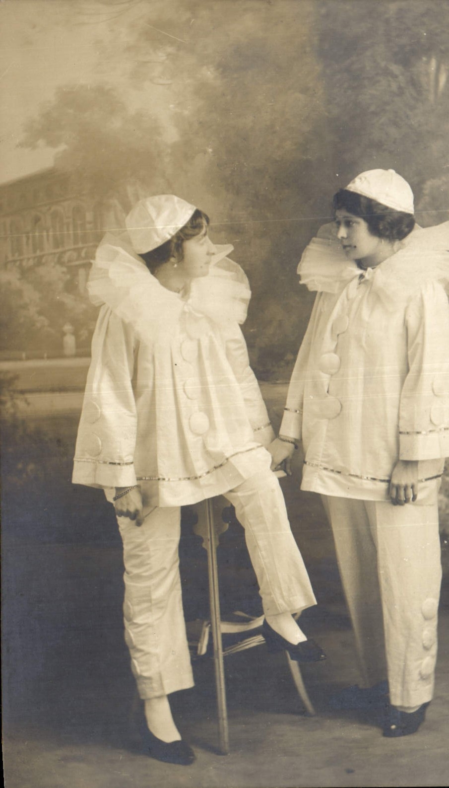 CARTE PHOTO Femmes Pierrot