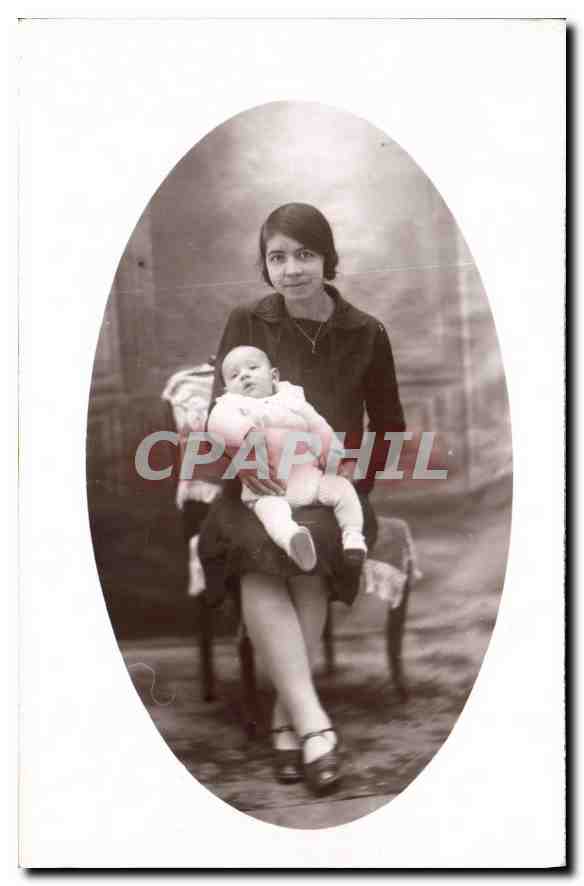 Jeune femme tenant un bébé — photographie studio — sans éditeur ni numéro visible