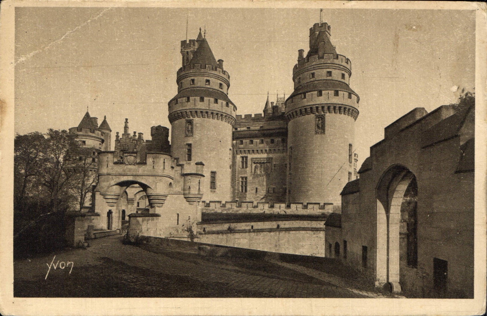 Château de Pierrefonds — vue des tours et de l'entrée — Édition d'Art Yvon, série 3