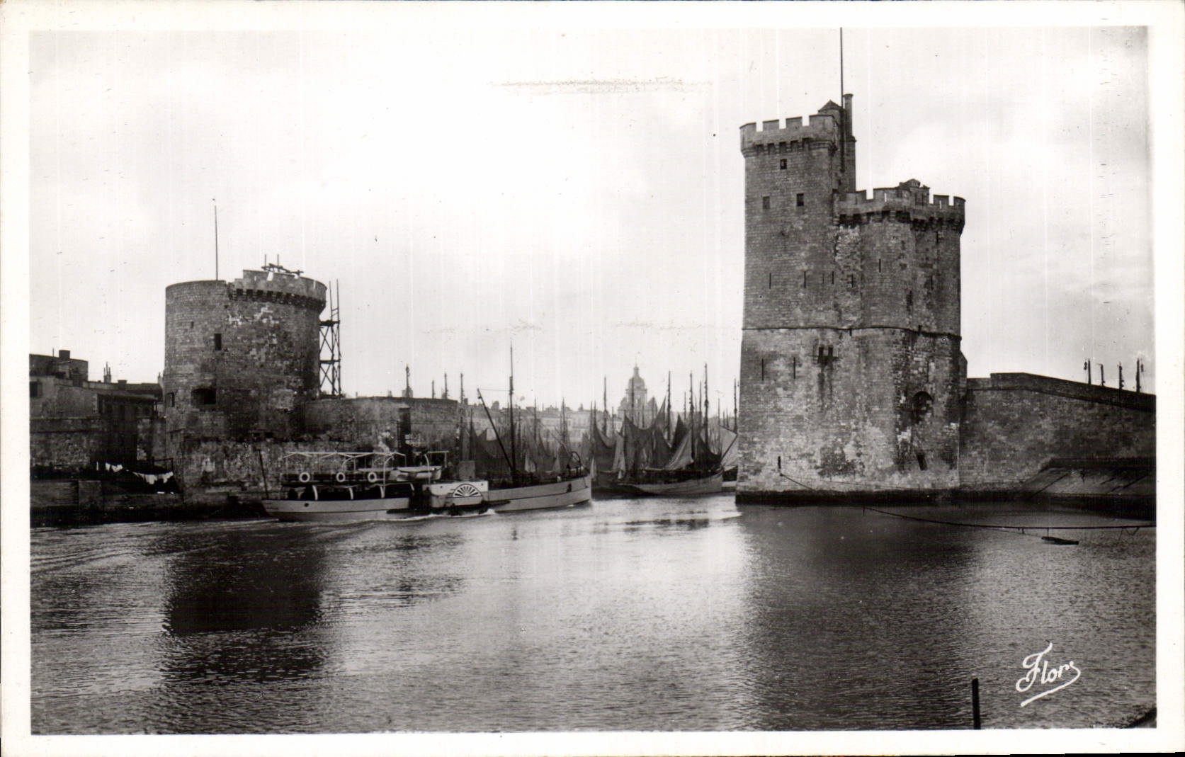 CPA La Rochelle L'Entree du Port et l'Ancien bateau a roues Le Coligny Bateaux