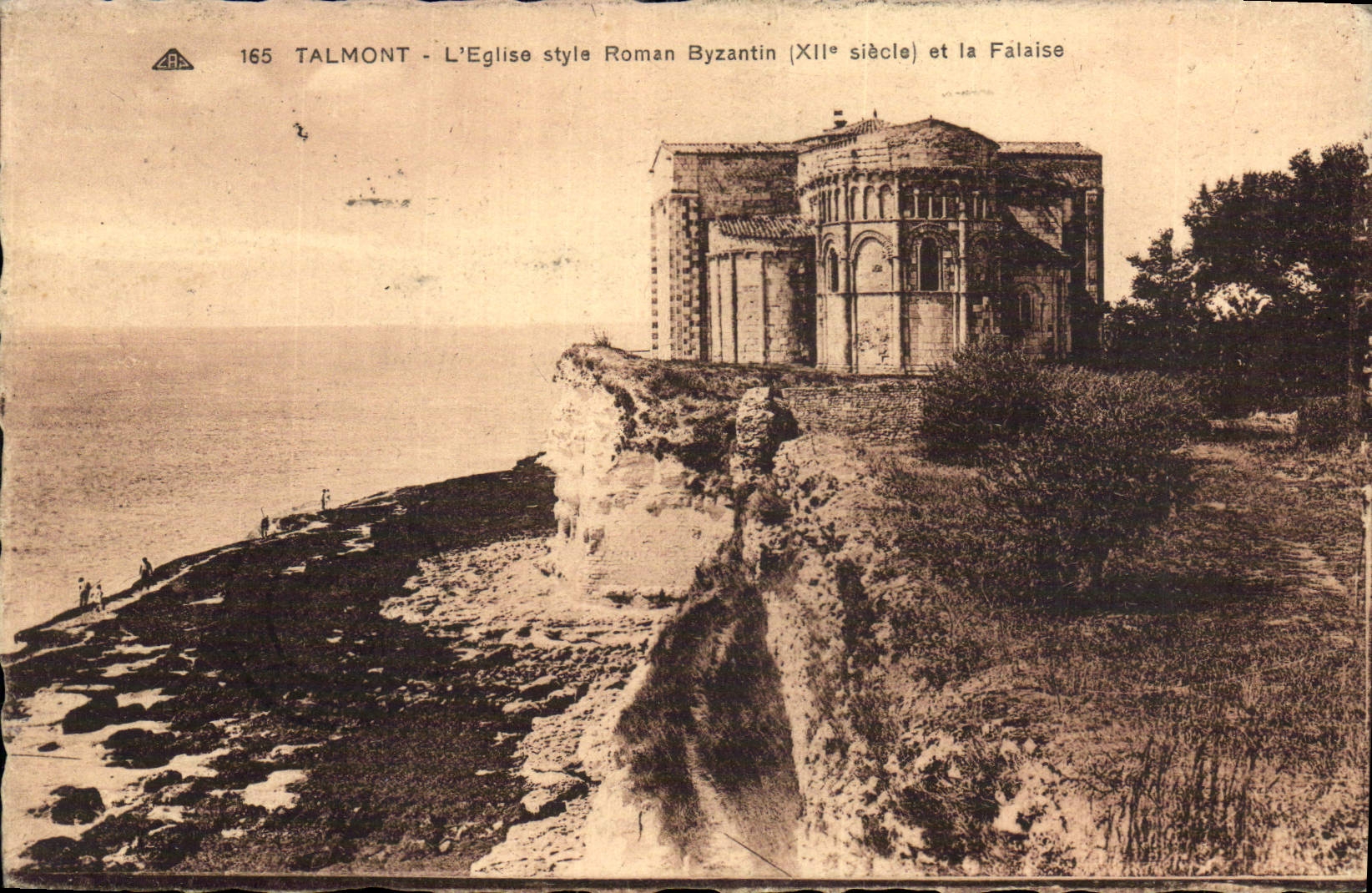 Talmont - L'Église style Roman Byzantin (XIIe siècle) et la Falaise