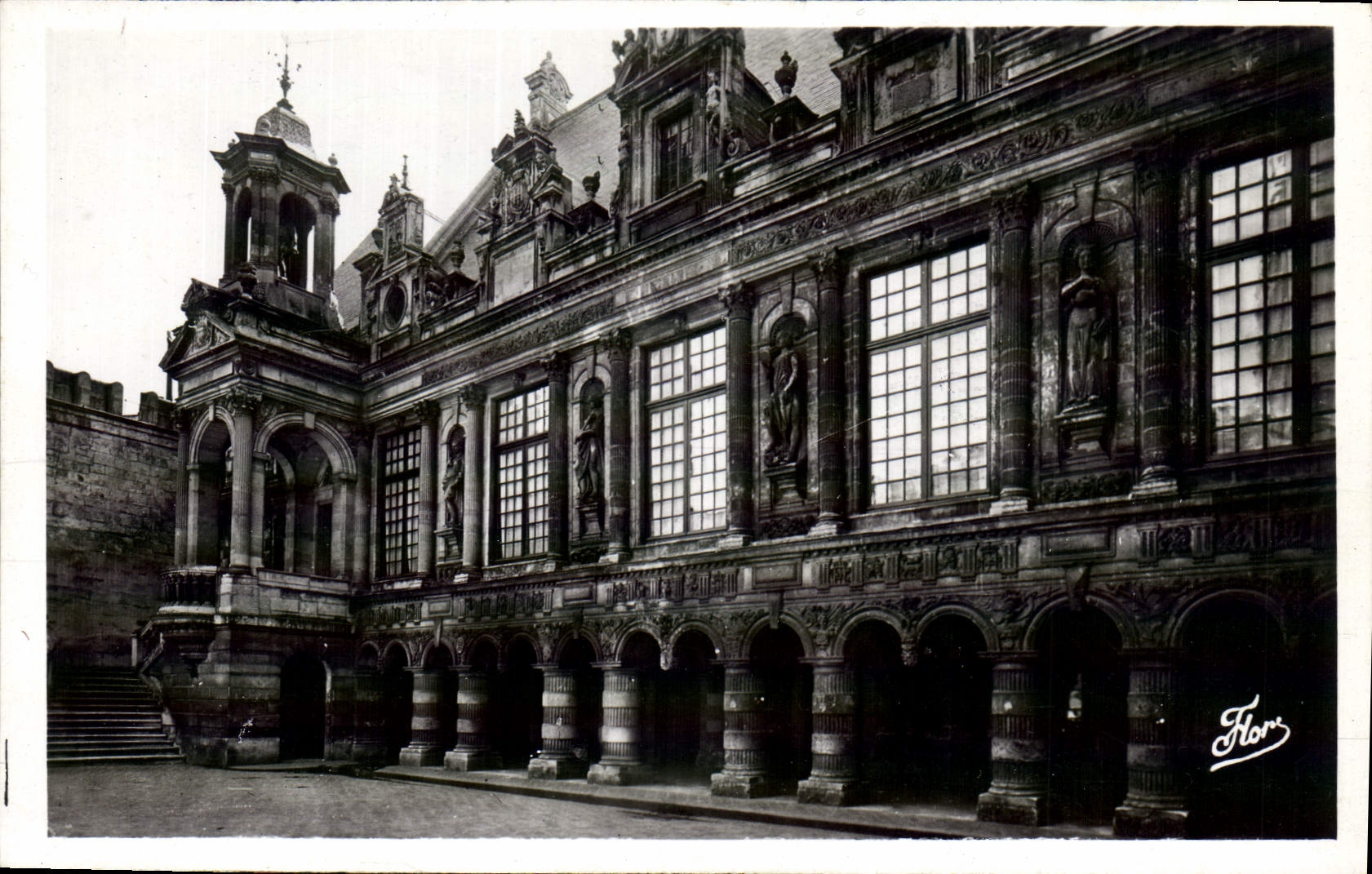 CPA La Rochelle L'Hotel de Ville La Cour d'Honneur 
