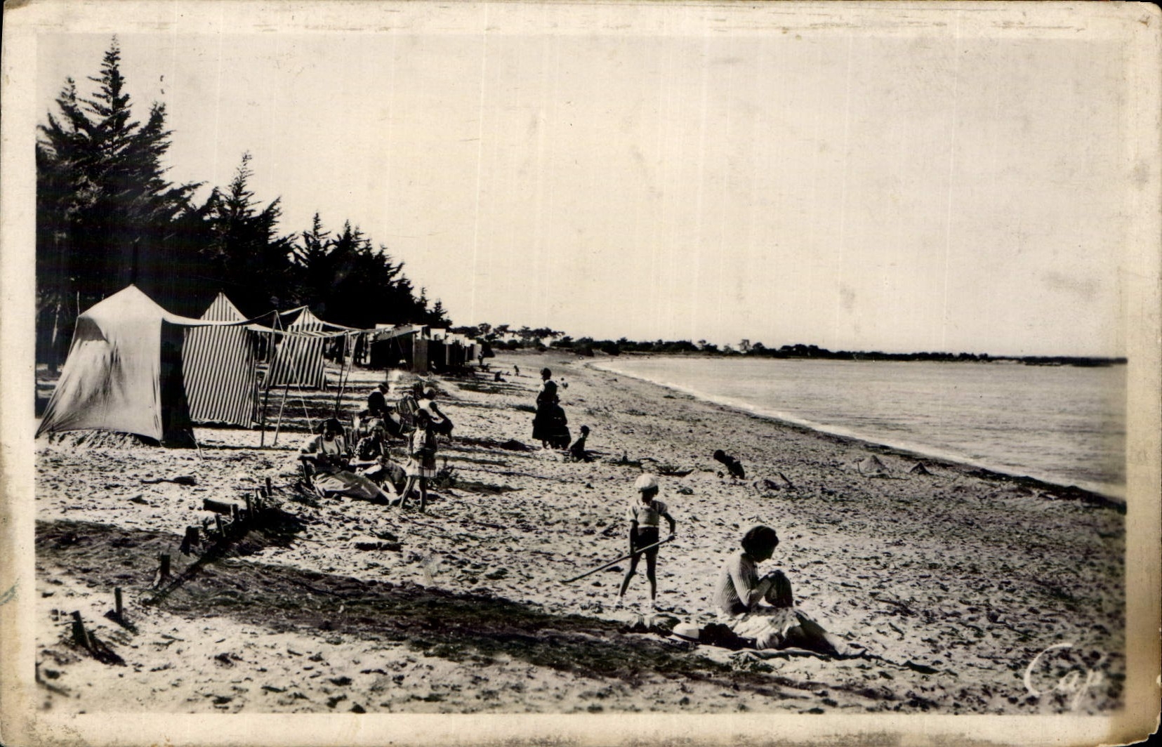 CPA Chateau d'Oleron Un Coin de la Plage du Mail 