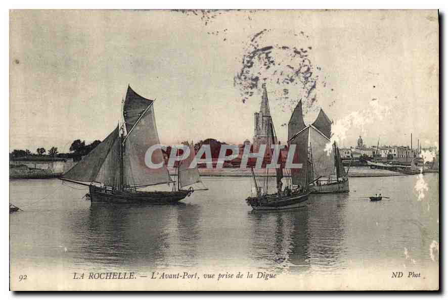 CPA La Rochelle L'Avant Port vue prise de la Digue Bateaux de peche