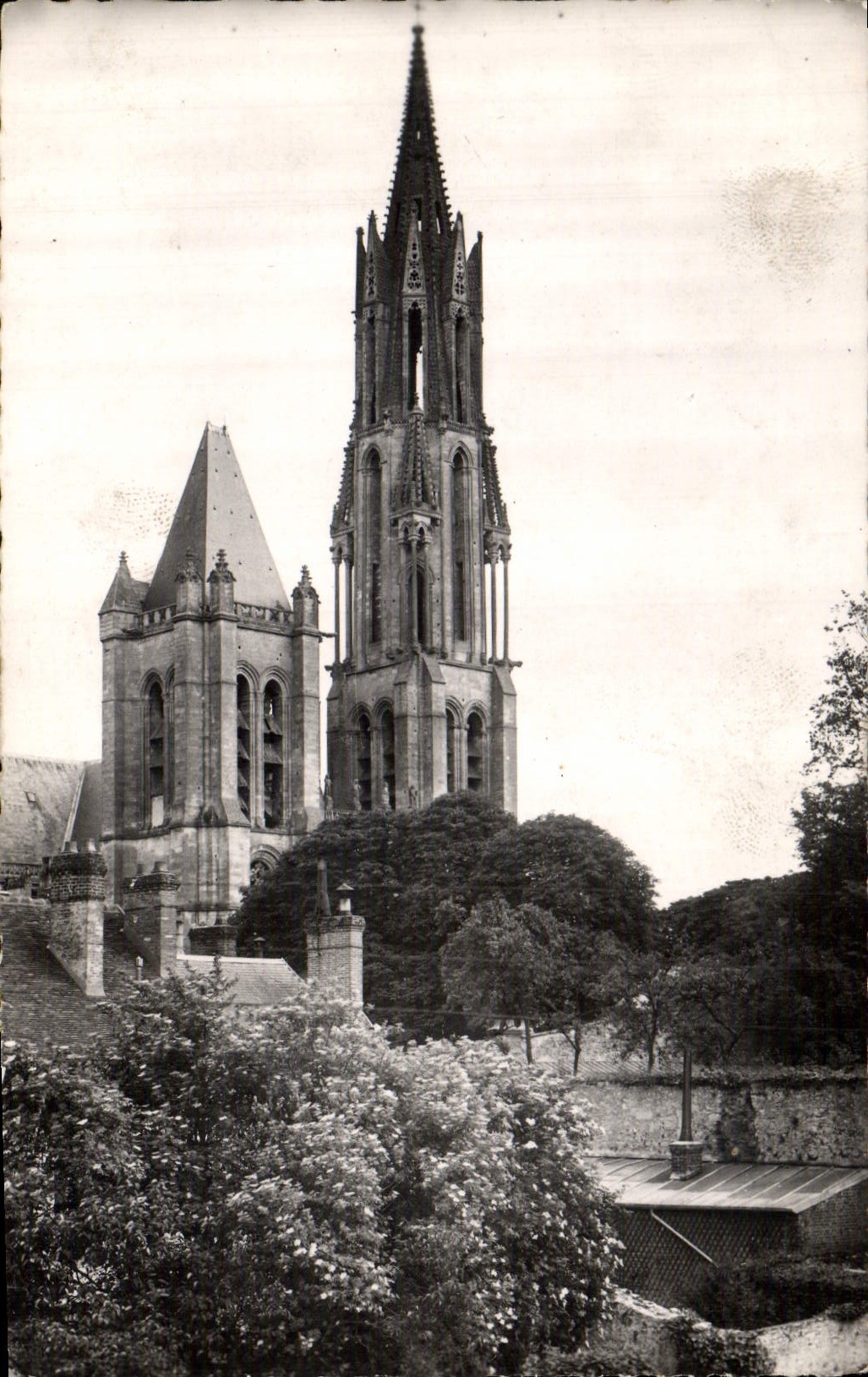 Senlis (Oise) — La Cathédrale et les Jardins du Château — R. Gallot, éditeur