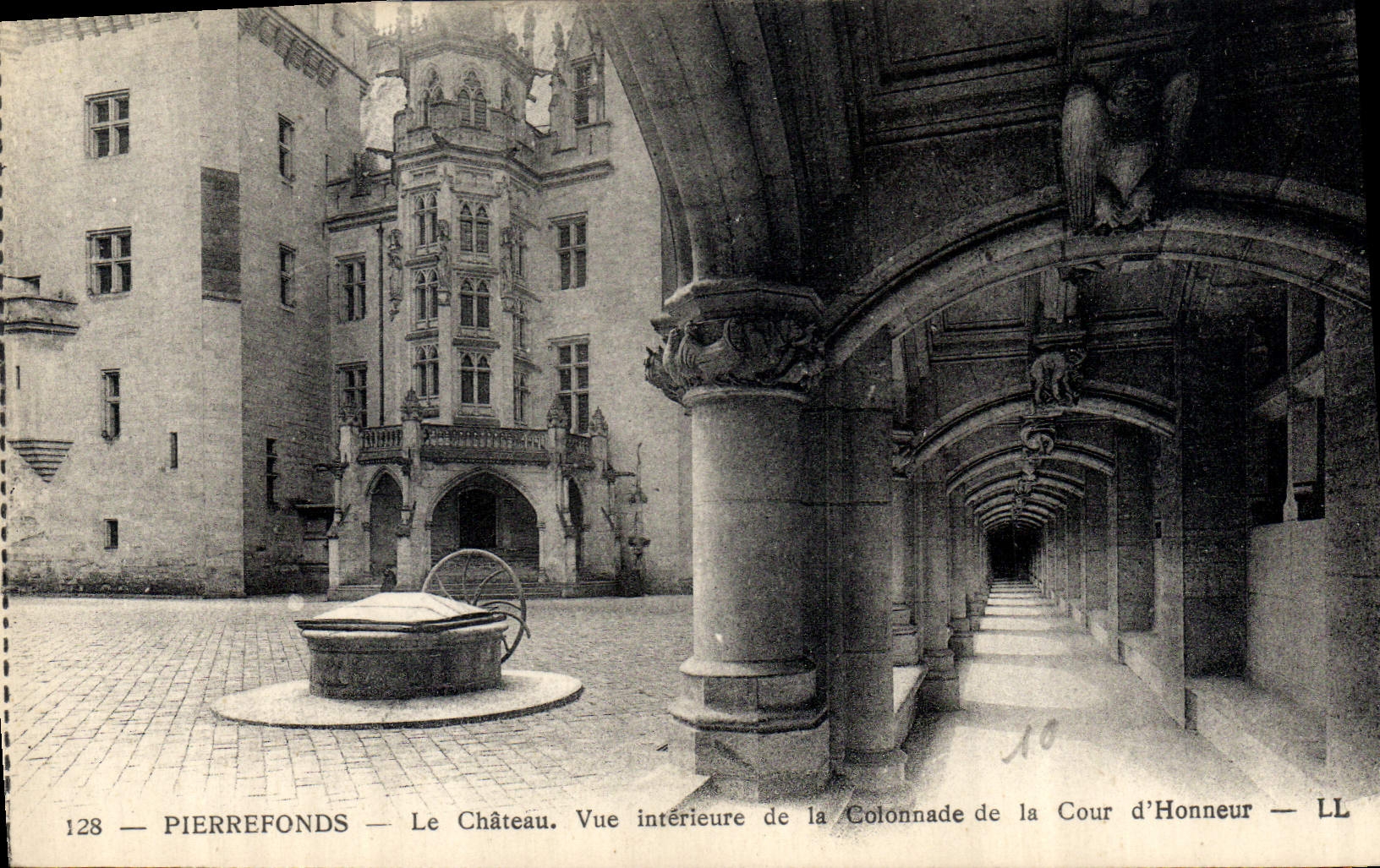 Pierrefonds — Le Château. Vue intérieure de la Colonnade de la Cour d'Honneur — LL