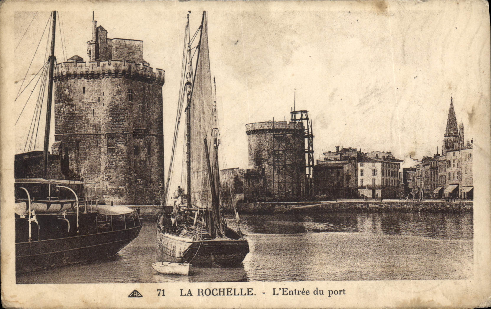 CPA La Rochelle L'Entree du Port Bateau