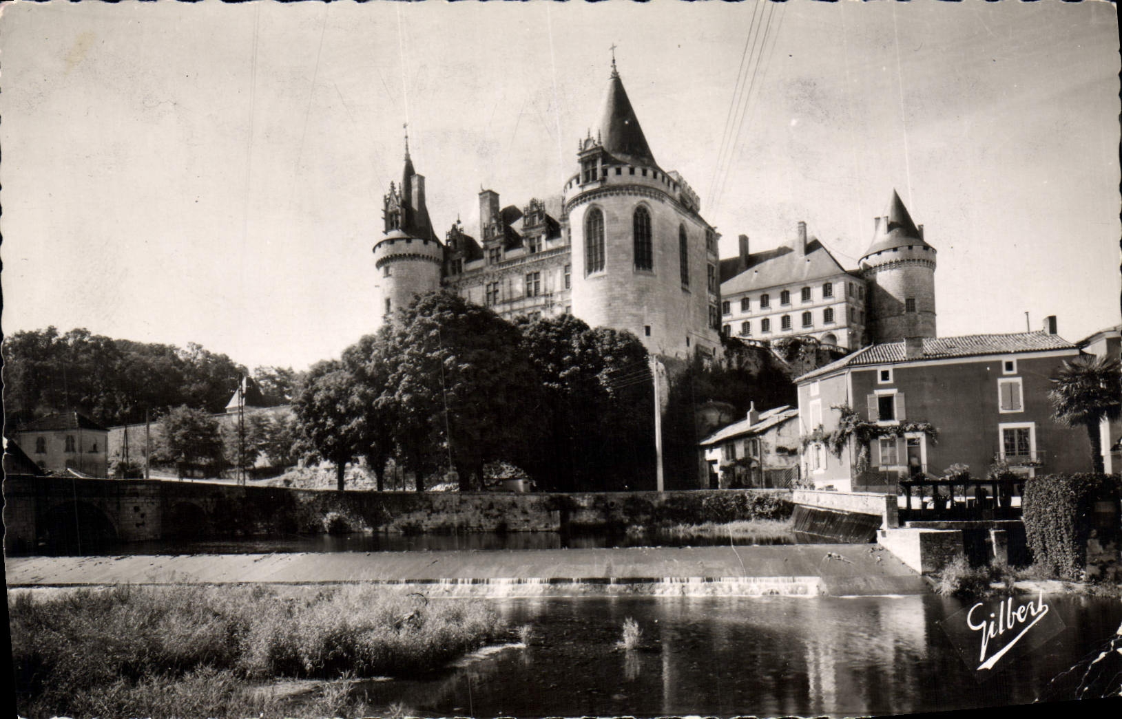 CPA Le Chateau de La Rochefoucauld et la Tardoire 
