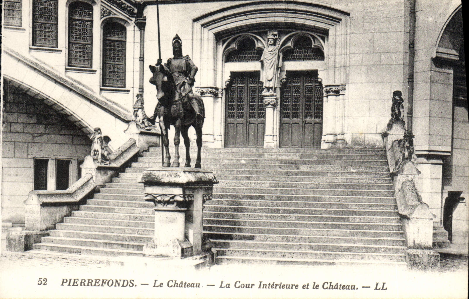 Pierrefonds — Le Château — La Cour Intérieure et le Château — LL
