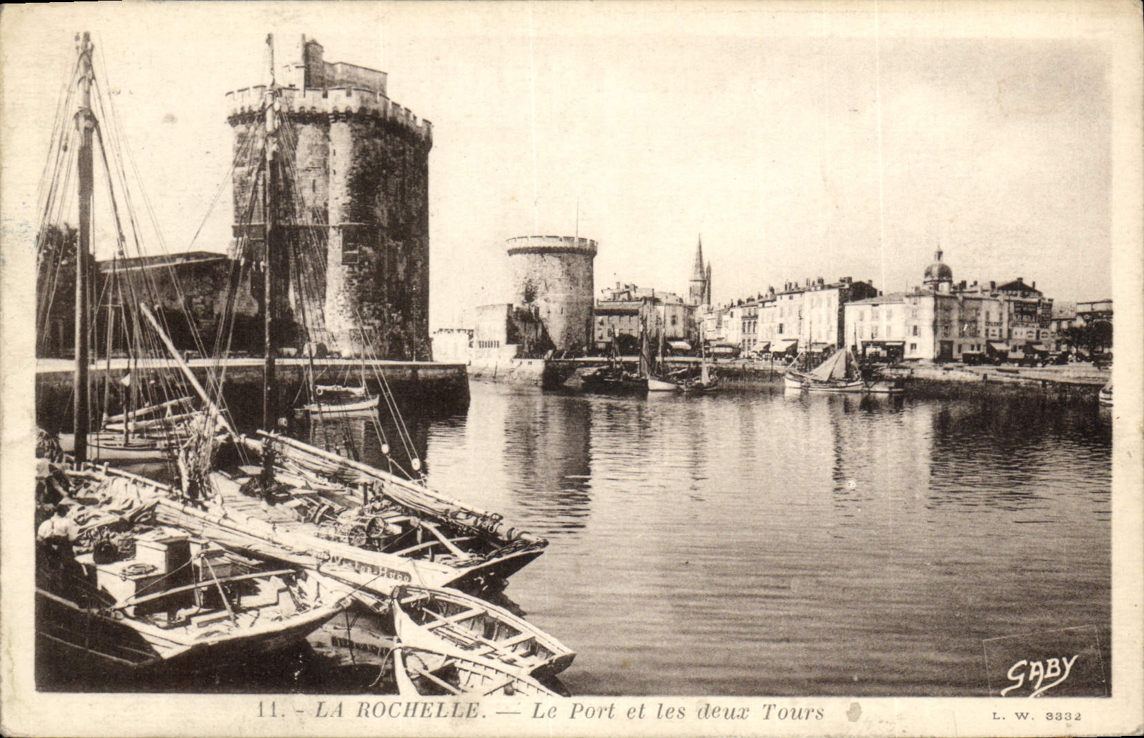 CPA La Rochelle Le Port et les Deux Tours Bateaux