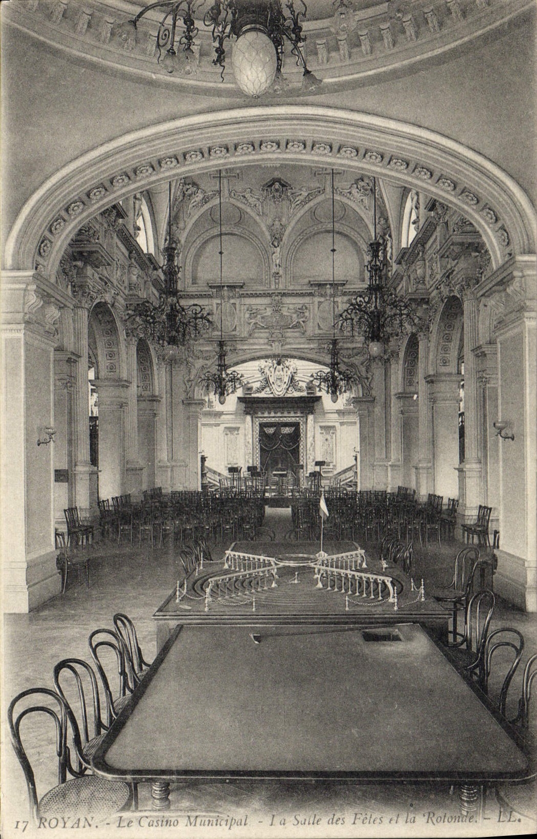Royan - Le Casino Municipal - La Salle des Fêtes et la Rotonde - LL