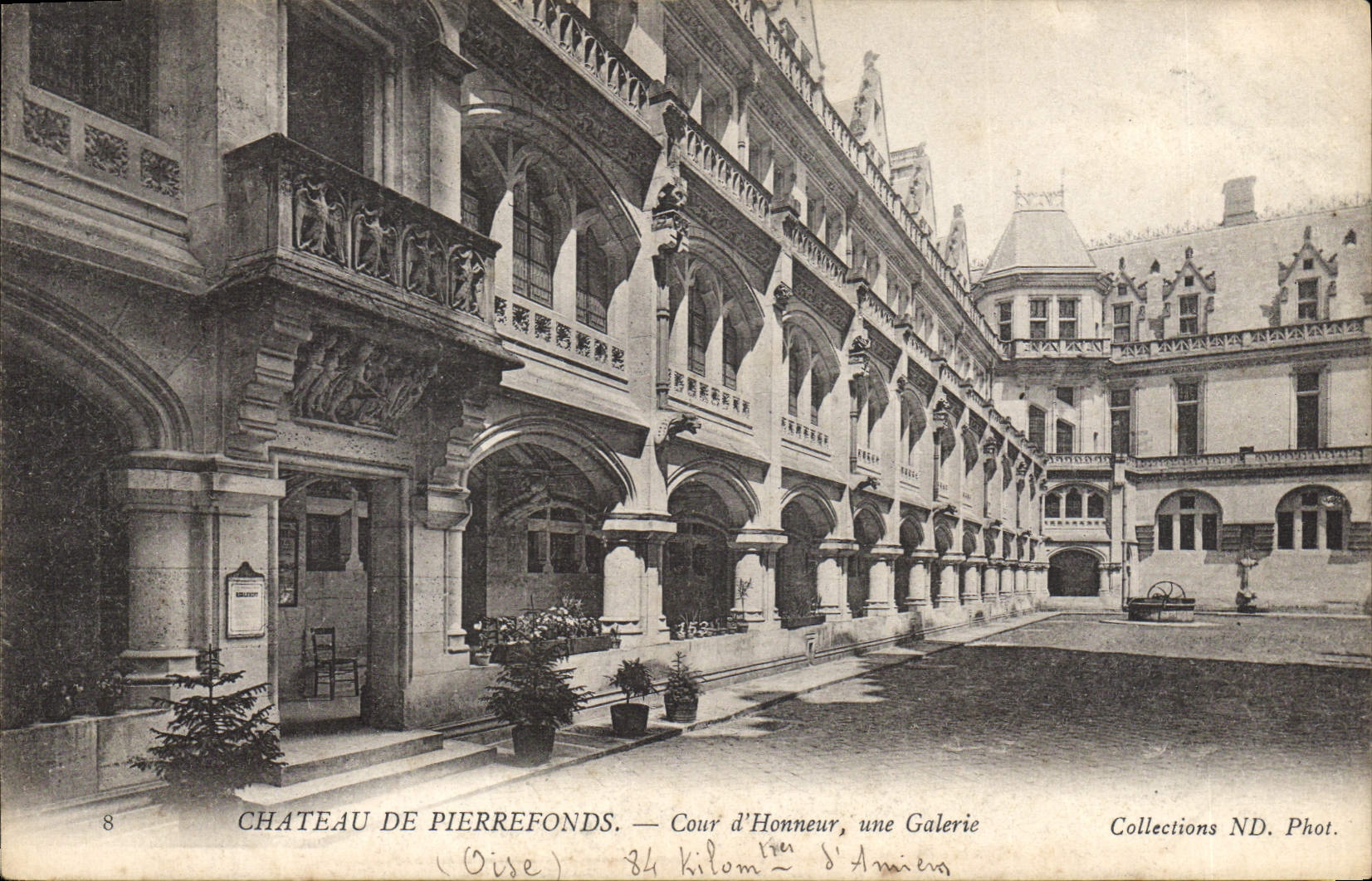 Château de Pierrefonds — Cour d'Honneur, une Galerie — Collections ND. Phot.