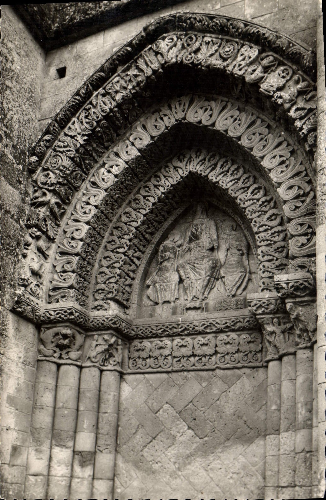 CPA Aulnay de Saintonge Chte Mme Facade de l'Eglise Romane XII Tympan de Droite 