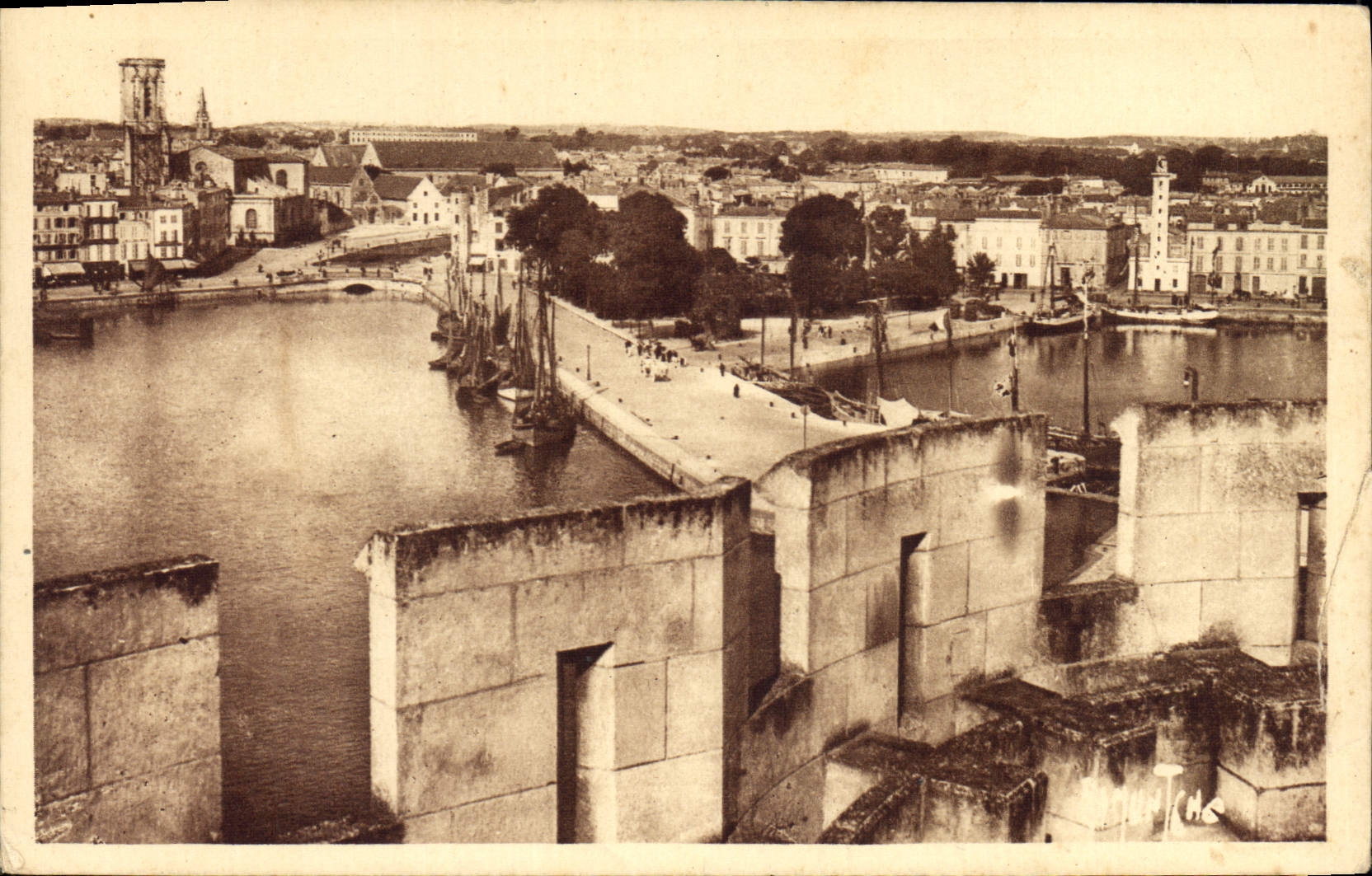 CPA La Rochelle Vue Panoramique prise de la Tour Saint Nicolas 