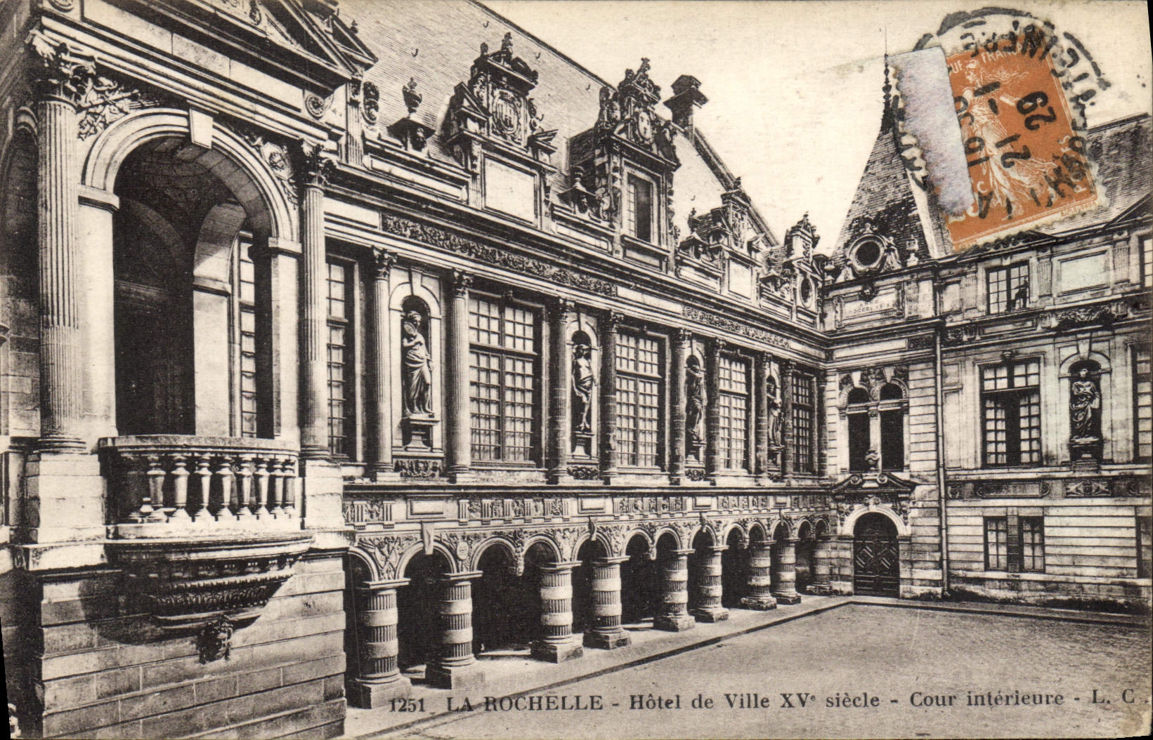 CPA La Rochelle Hotel de Ville XV Cour Interieure 