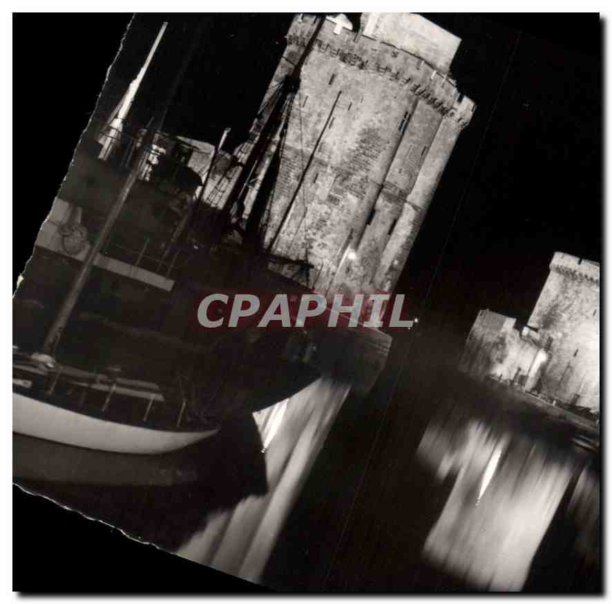 CPA La Rochelle L'Entree du Port illuminee 