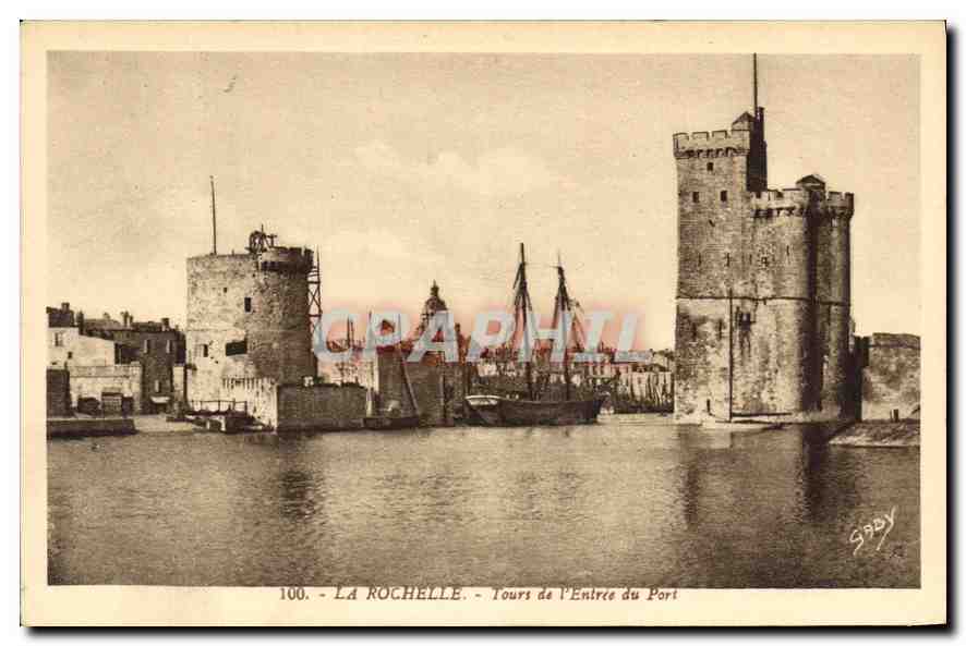 CPA La Rochelle Tours de l'Entree du Port Bateaux
