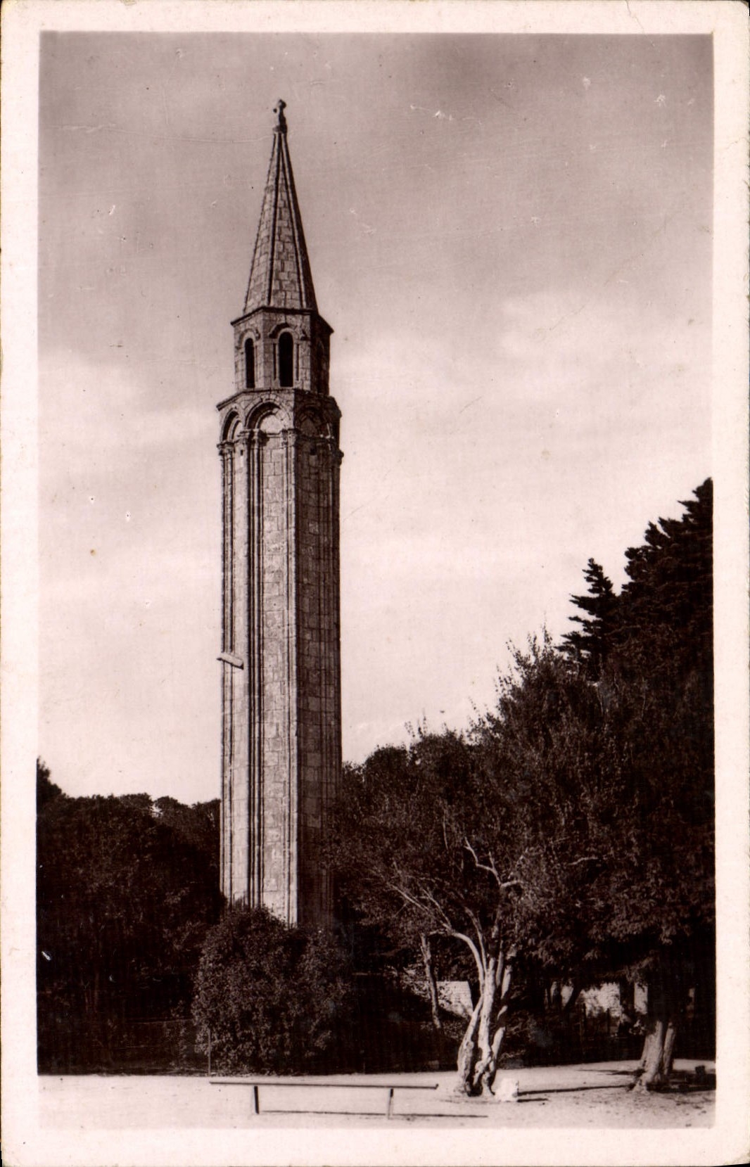 CPA Saint Pierre d'Oleron La Lanterne des Morts Construite par les Anglais au XIII 