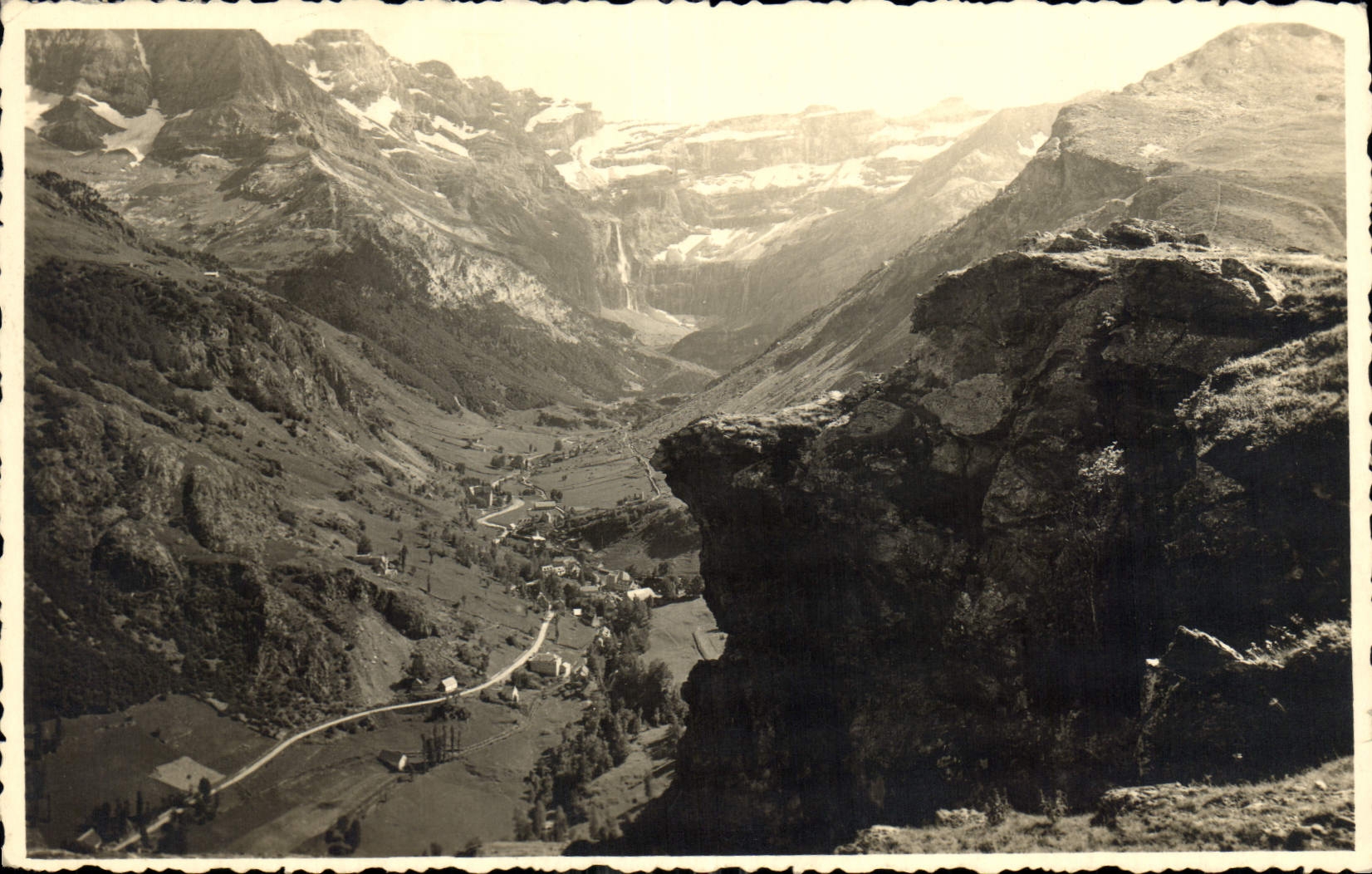Vallée encaissée entre montagnes enneigées — vue panoramique — éditeur non identifié