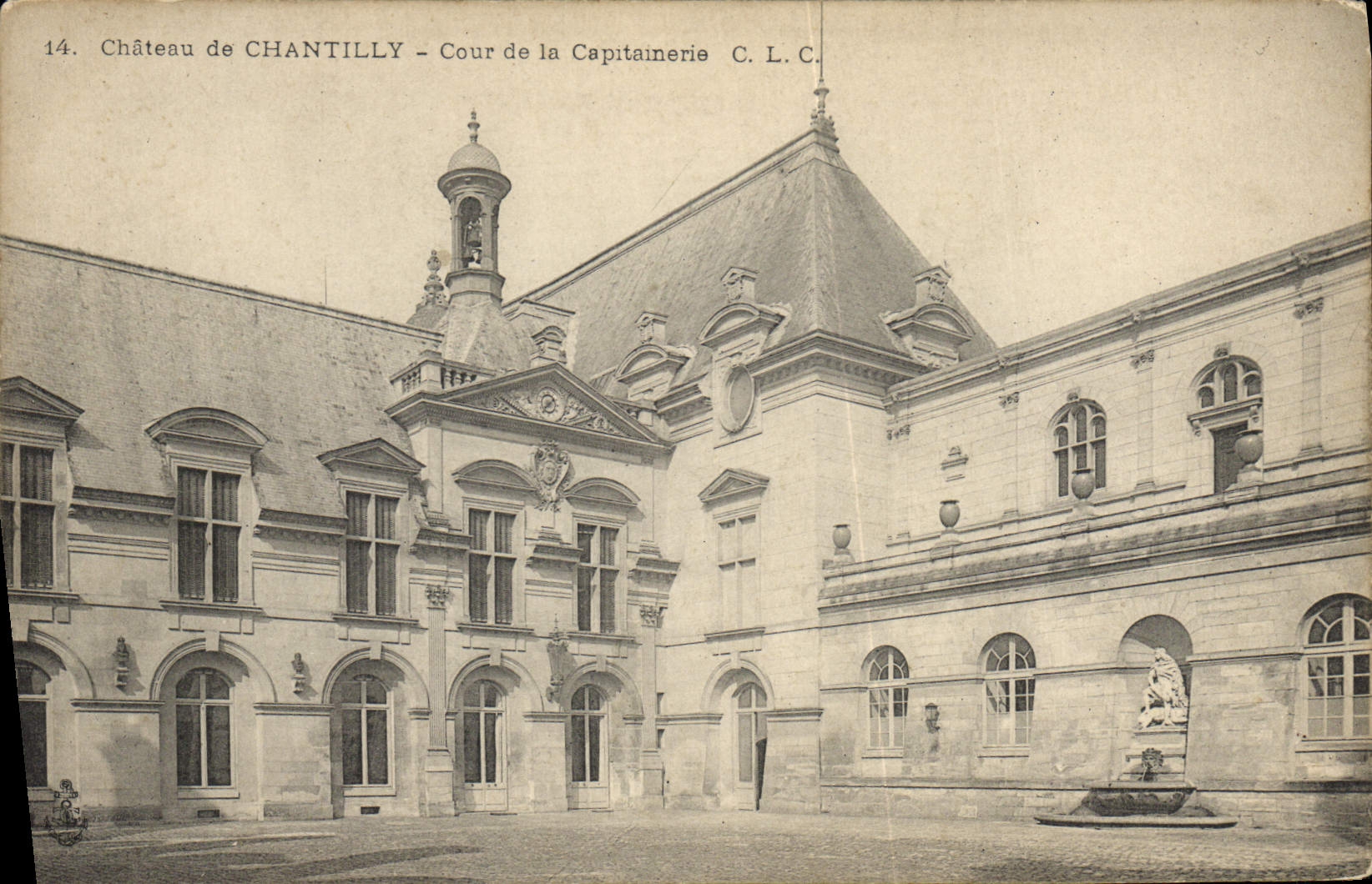 CPA Chateau de Chantilly Cour de la Capitainerie 