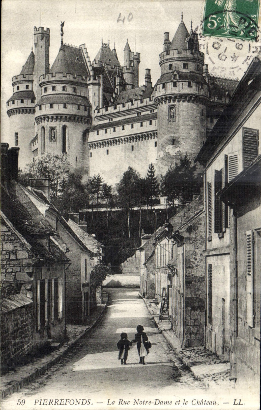 Pierrefonds — La Rue Notre-Dame et le Château — LL