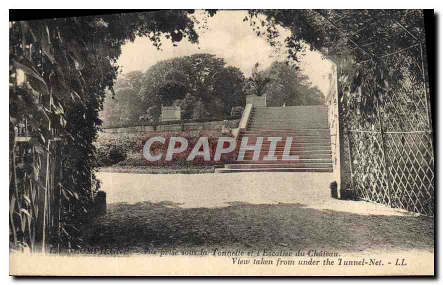 CPA Compiegne Vue prise sous la Tonnele et l'Escalier du Chateau 