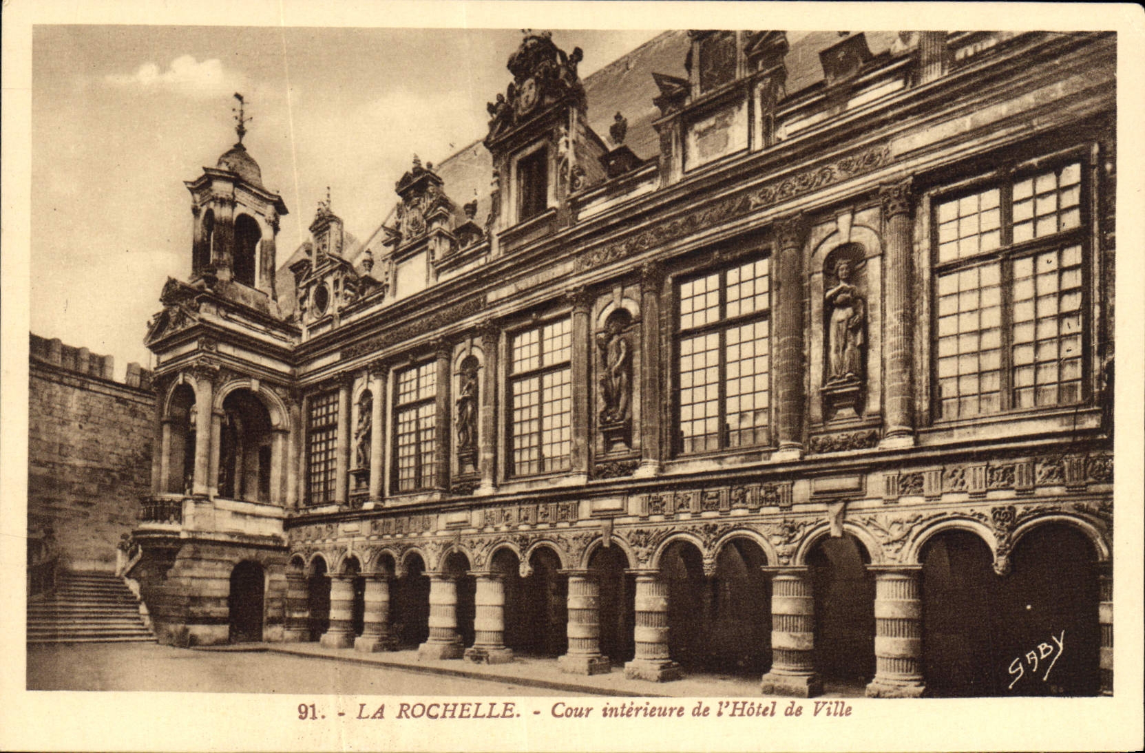 CPA La Rochelle Cour interieure de l'Hotel de Ville 