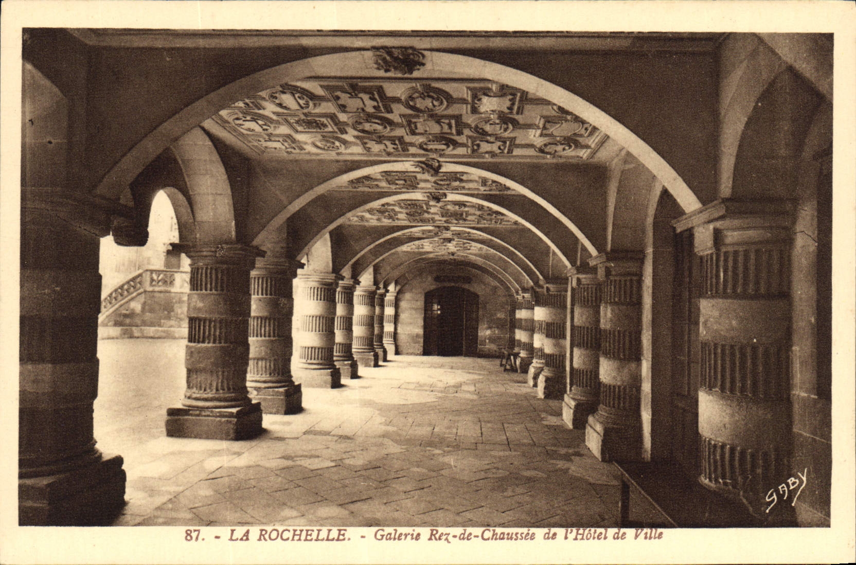 CPA La Rochelle Galerie Rez de Chaussee de l'Hotel de Ville 