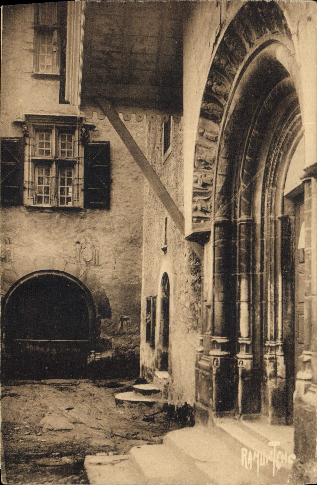 CPA La Vallee d'Ossau Portail de l'Eglise de Beost 