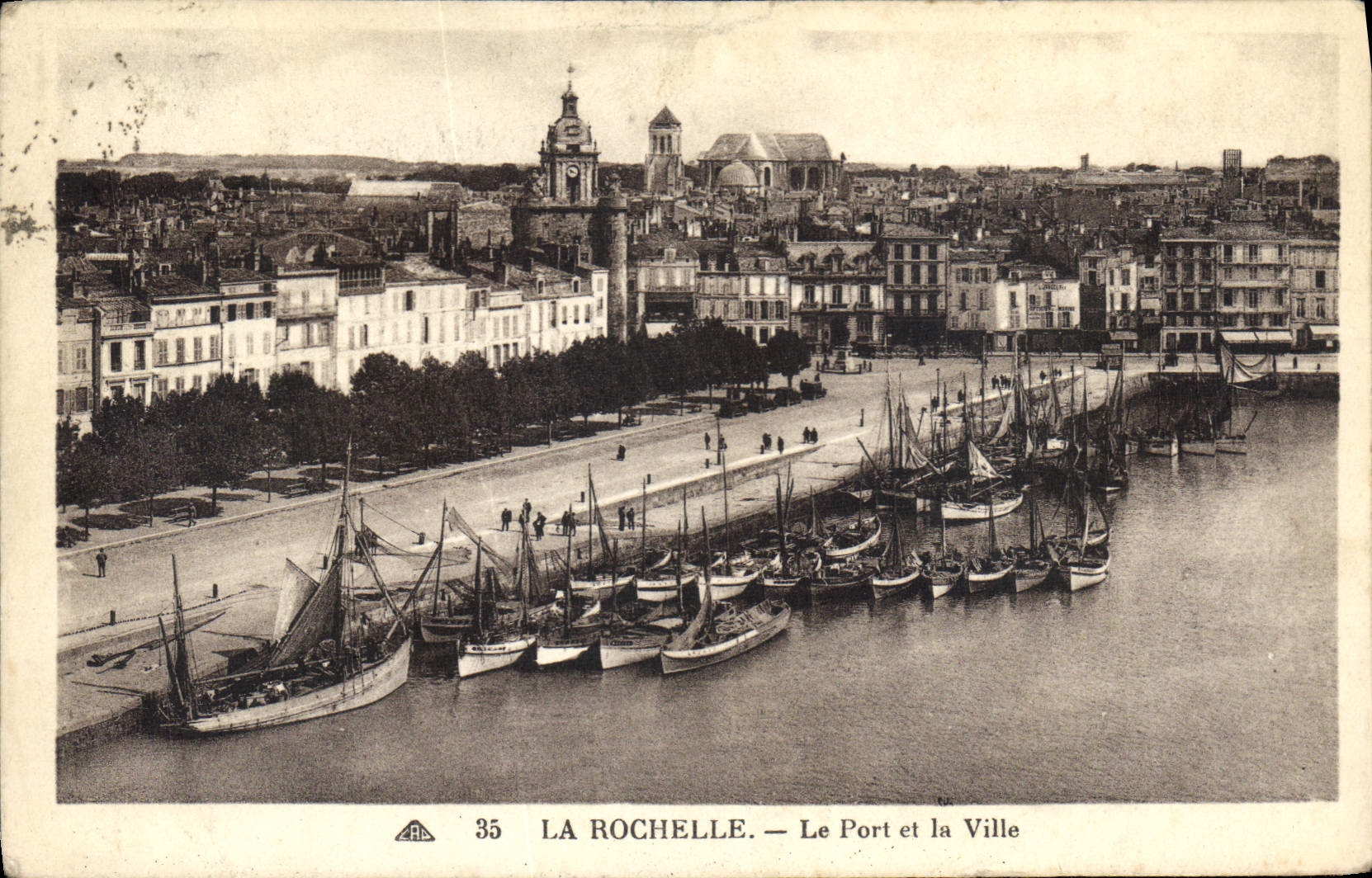 CPA La Rochelle Le Port et la Ville Bateaux