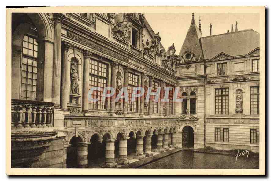 CPA La Rochelle Charente Infer Cour interieure de l'Hotel de Ville 