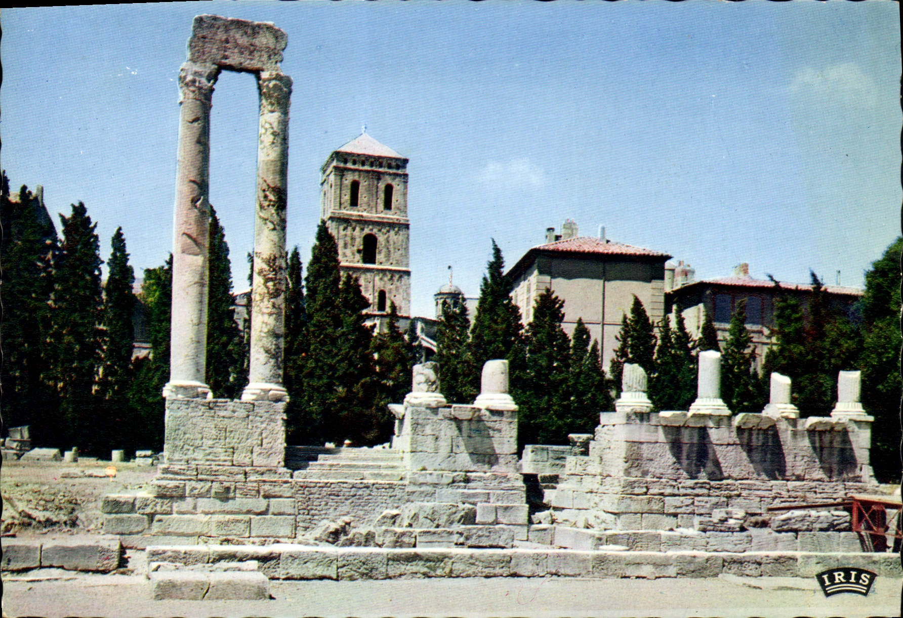 Arles — Théâtre antique (1er s. avant J.C.) et les deux colonnes du Clocher de Saint-Trophime