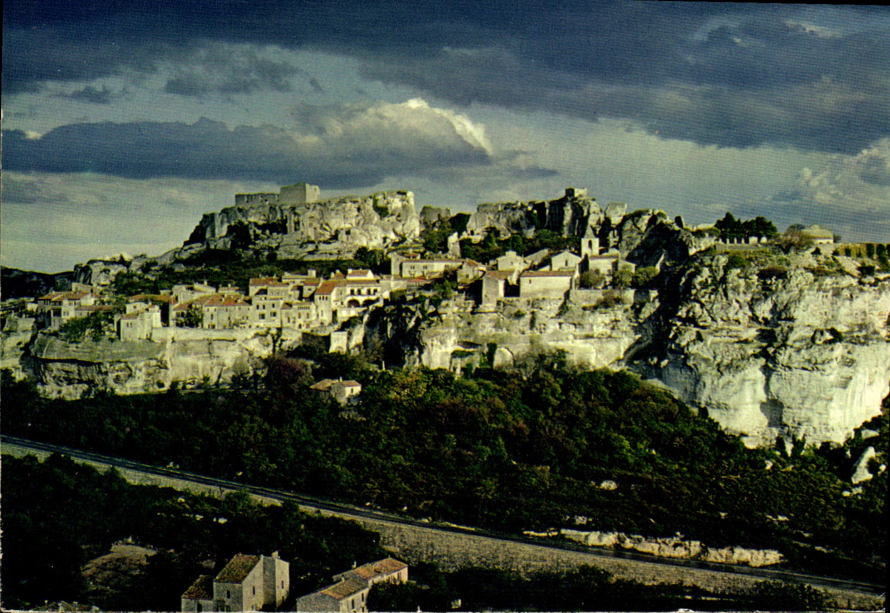 Les Baux-de-Provence — vue panoramique du village perché — éditions de France