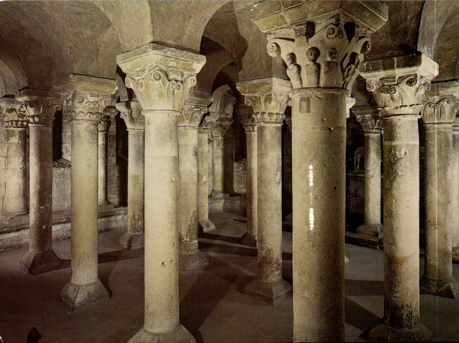 Caen — Abbaye aux Dames — Crypte de l'Église de la Trinité (XIIe-XIIIe s.) — Éditions Gaud, Moisenay-le-Petit