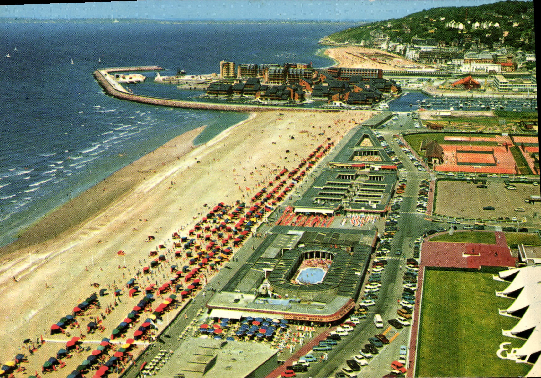 Deauville (Calvados) — Vue aérienne du front de mer — Édition LECONTE n°4017