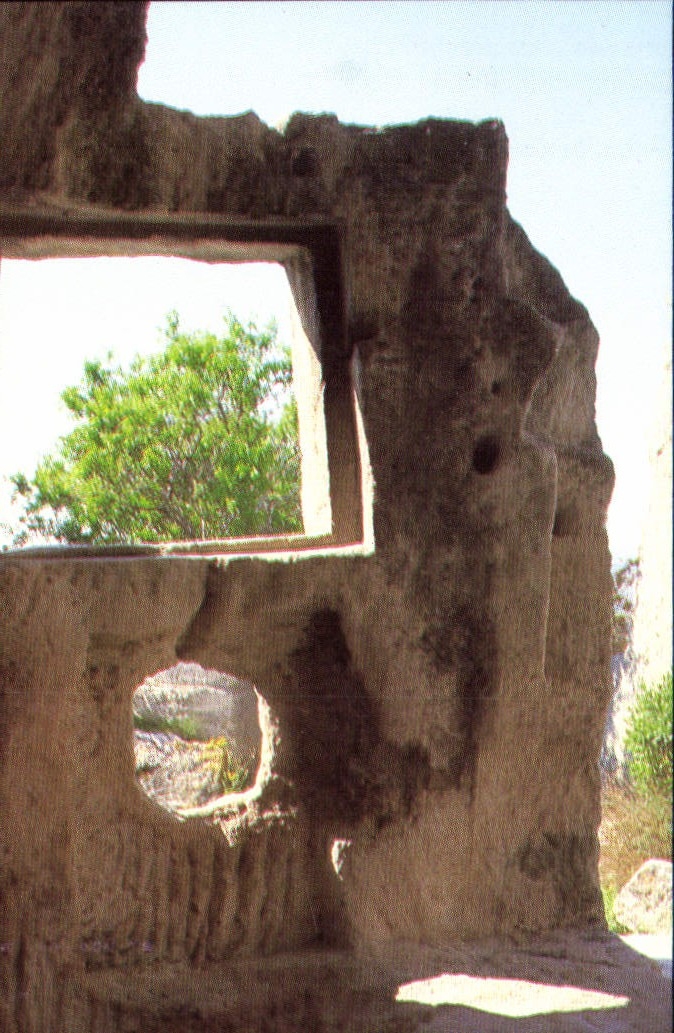 Ruines antiques — vue de fenêtre et ouverture circulaire — Photo Rancurel - Aiguemortes